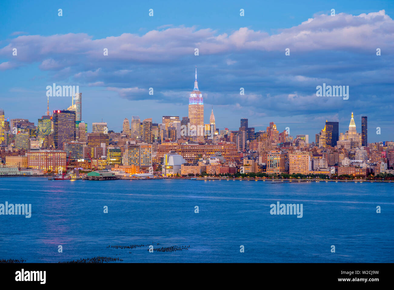 Stati Uniti d'America, New York, Manhattan Midtown Manhattan e Empire State Building attraverso Fiume Hudson Foto Stock