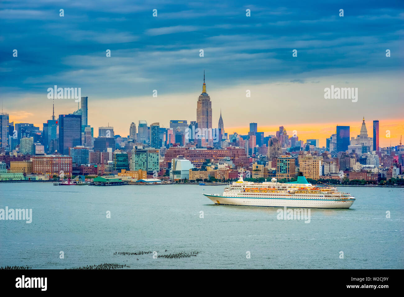 Stati Uniti d'America, New York, Manhattan Midtown Manhattan e Empire State Building attraverso Fiume Hudson Foto Stock