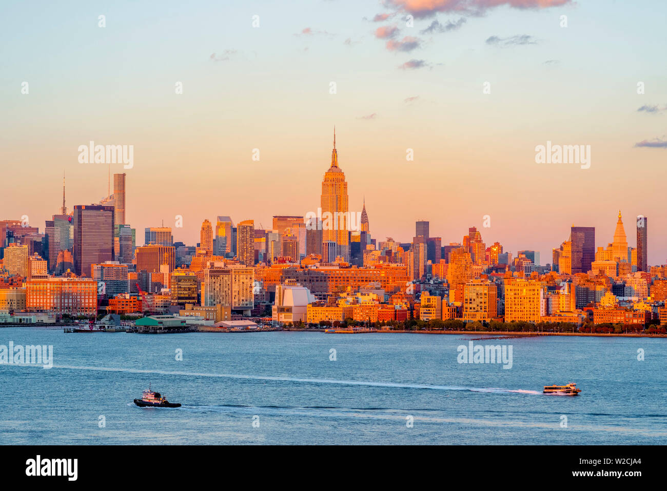 Stati Uniti d'America, New York, Manhattan Midtown Manhattan e Empire State Building attraverso Fiume Hudson Foto Stock