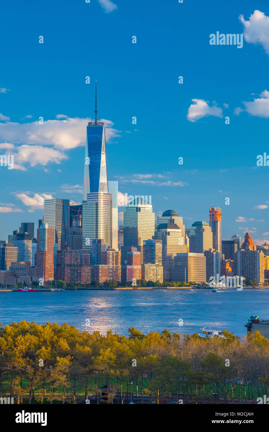 Stati Uniti d'America, New York Manhattan, la parte inferiore di Manhattan e il World Trade Center, Freedom Tower attraverso Fiume Hudson affacciato sul molo A Park, Hoboken, New Jersey Foto Stock