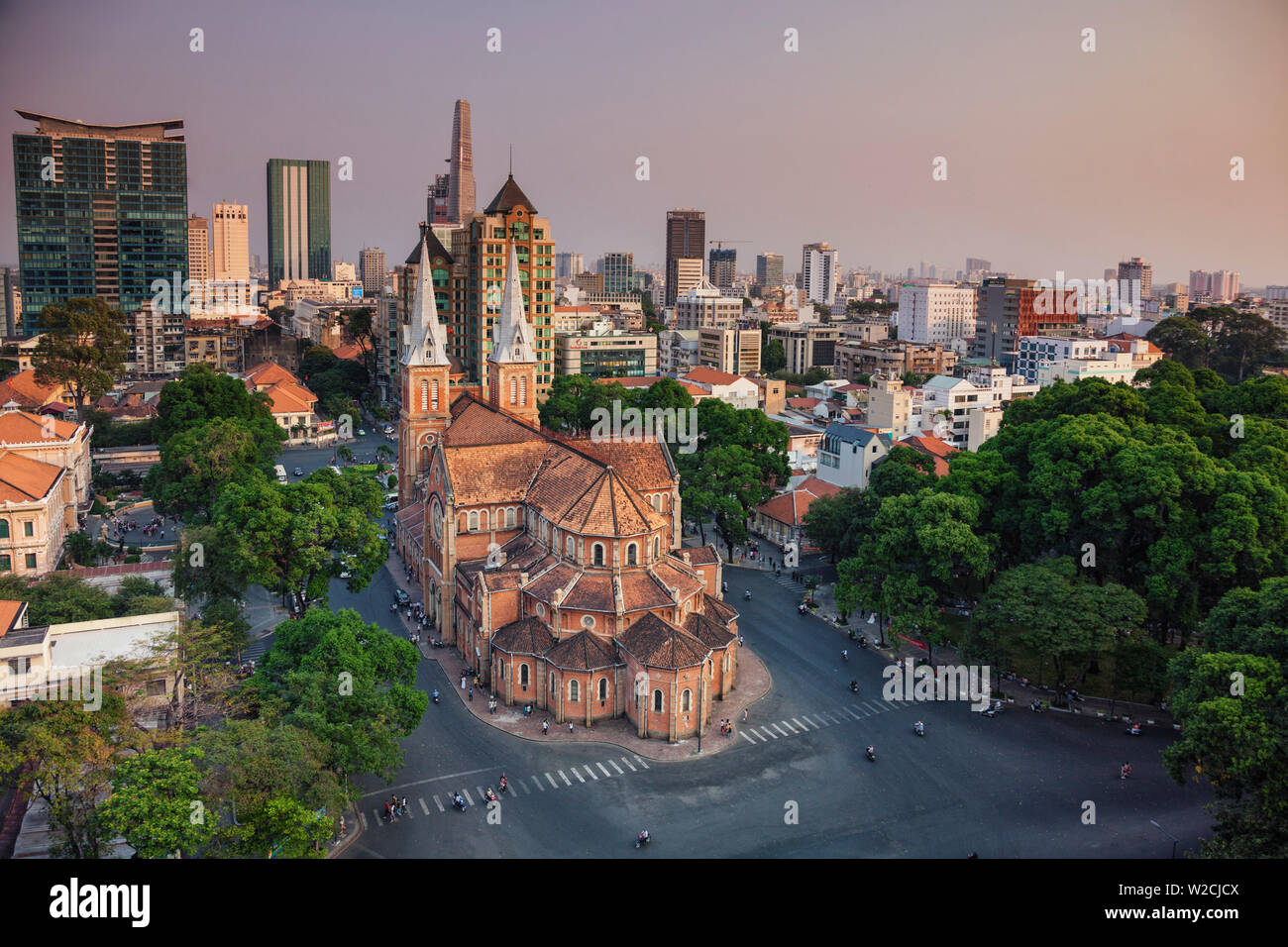 Il Vietnam, la città di Ho Chi Minh (Saigon), la cattedrale di Notre Dame e dello skyline della città Foto Stock