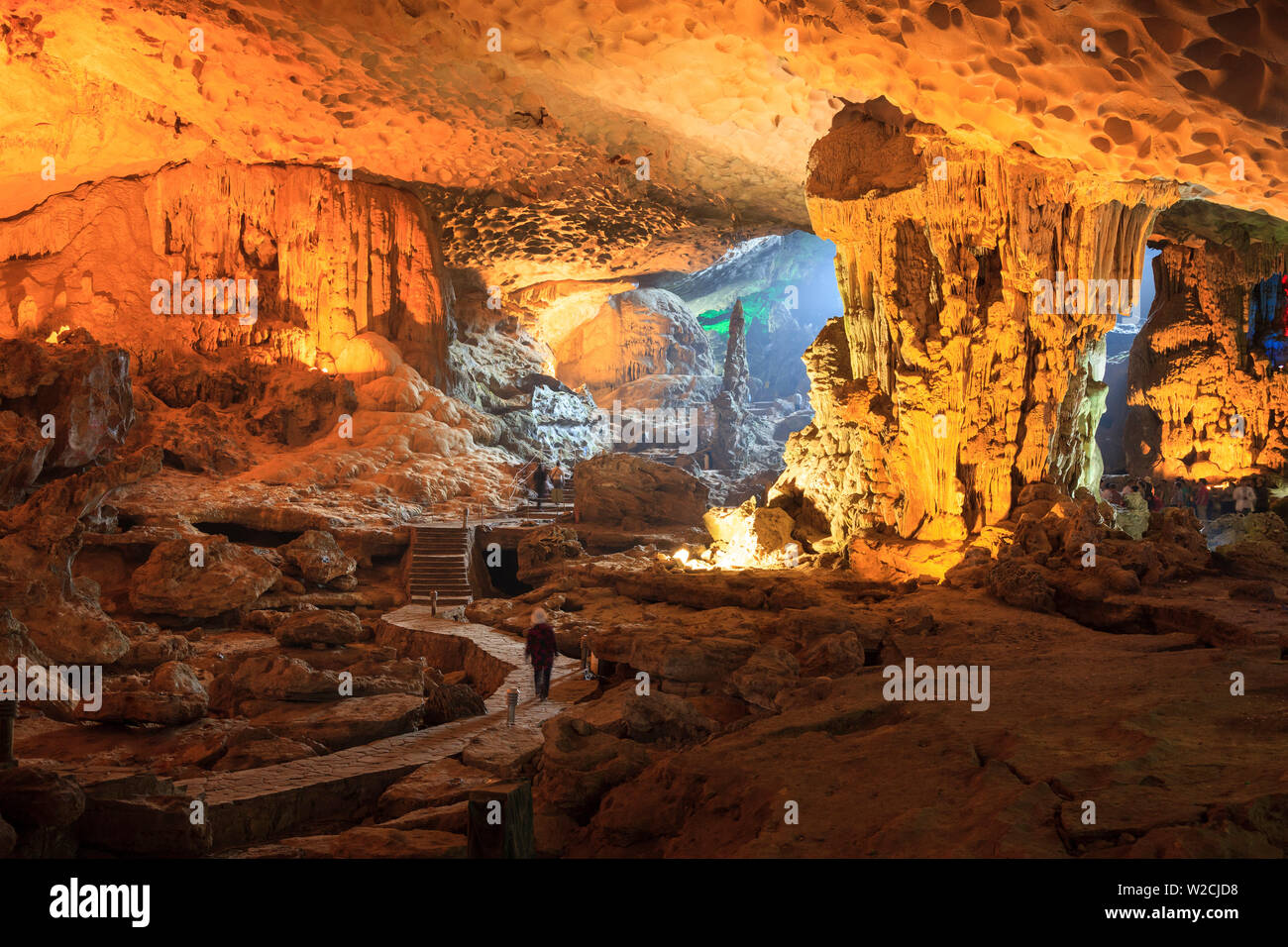 Il Vietnam, Halong Bay, Sung Sot Cave Foto Stock