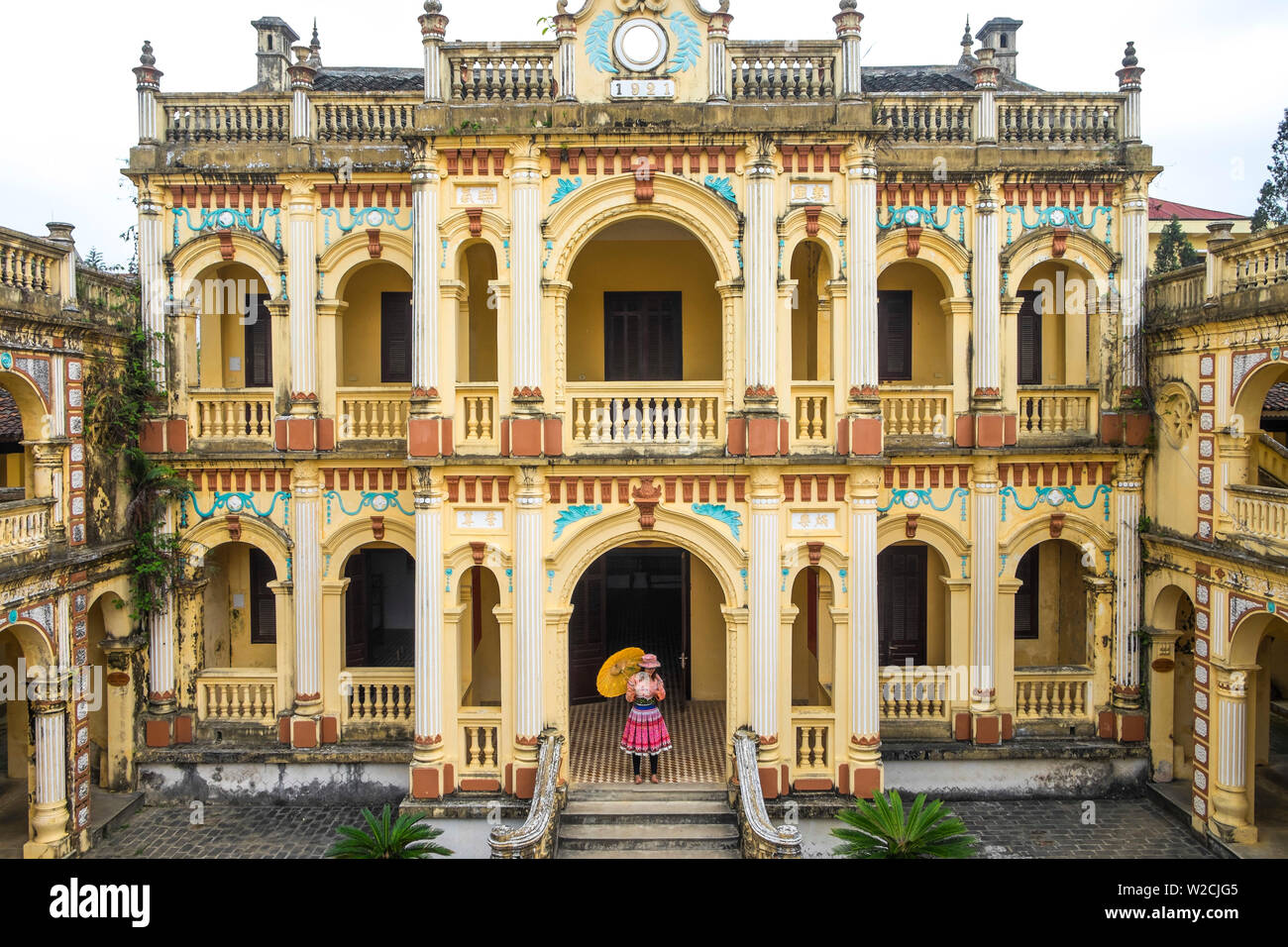 Vua Meo è un coloniale francese / villa in stile barocco palazzo costruito per un re Hmong nel 1914 al 1921. Bac Ha, Vietnam Foto Stock