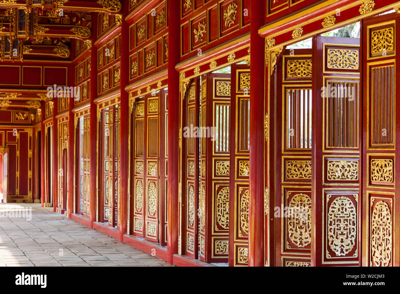 Il Vietnam, tonalità di tinta città imperiale, sale dei mandarini, dipinto di rosso interno Foto Stock