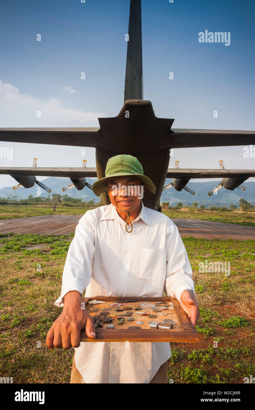 Il Vietnam, Area DMZ, provincia di Quang Tri, Khe Sanh, ex Khe Sanh noi base di combattimento, museo, ex US Air Force, C-130 Hercules, il trasporto aereo e uomo di guerra di vendita negozio di souvenir Foto Stock