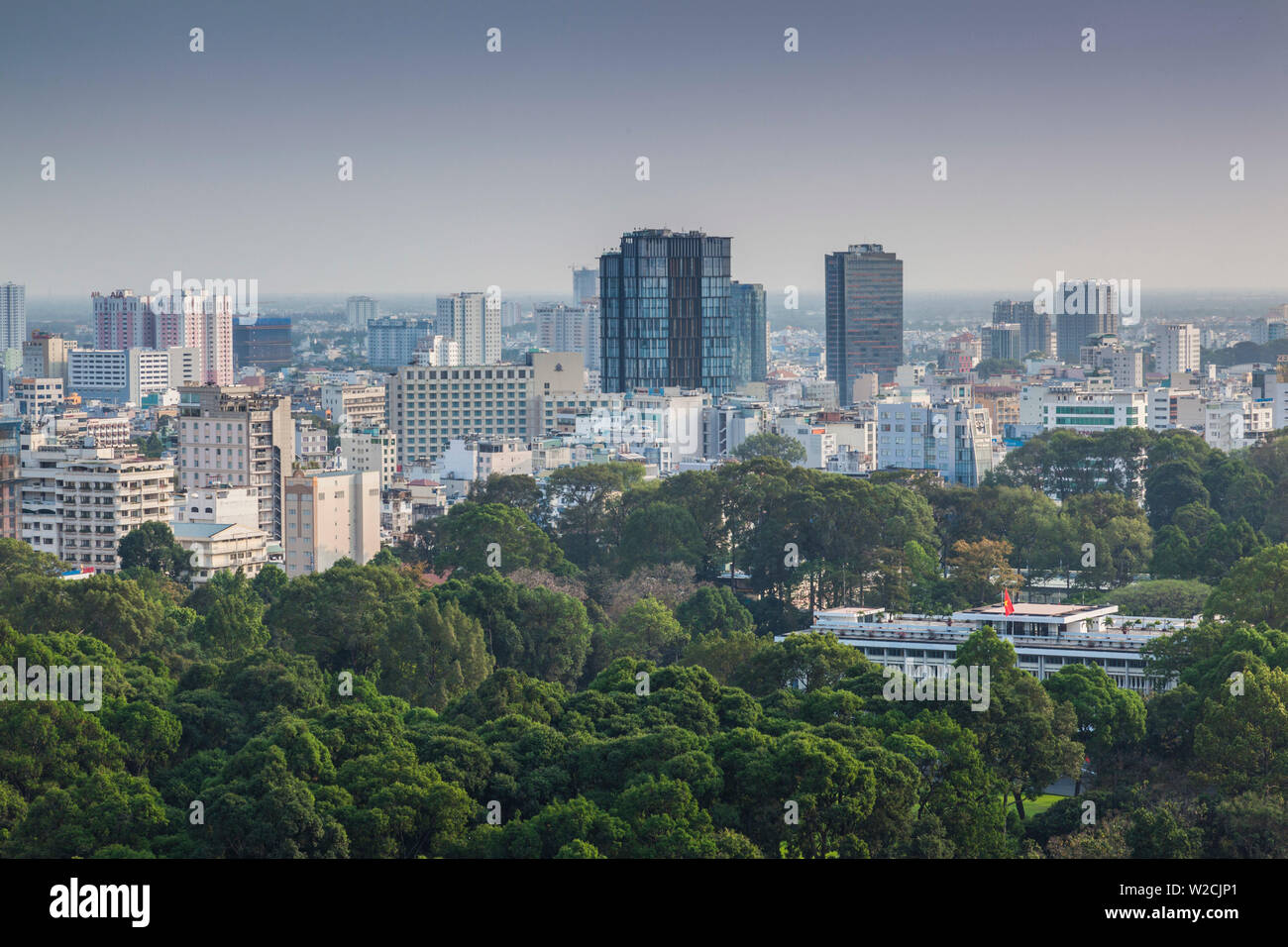 Il Vietnam, Ho Chi Minh City, elevati vista dello skyline di sopra Palazzo della Riunificazione Foto Stock