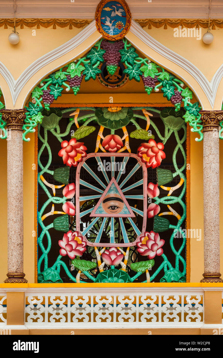 Il Vietnam, Tay Ninh, Cao Dai Santa Sede, Gran Tempio Cao Dai, esterno che mostra il simbolo del triangolo con occhio Foto Stock