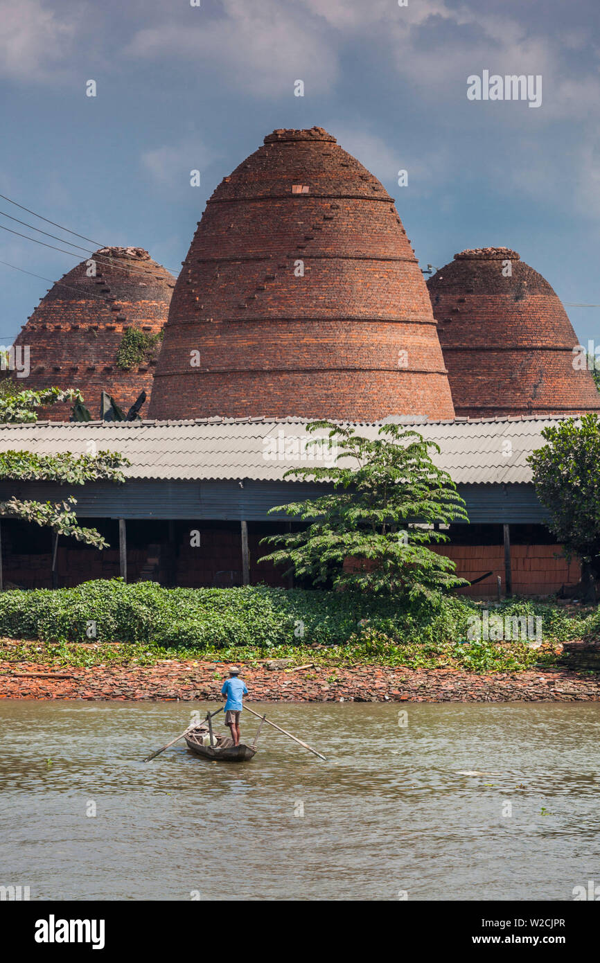 Il Vietnam, il Delta del Mekong, Sa Dec, Sa Dec Fiume e forni di mattone Foto Stock