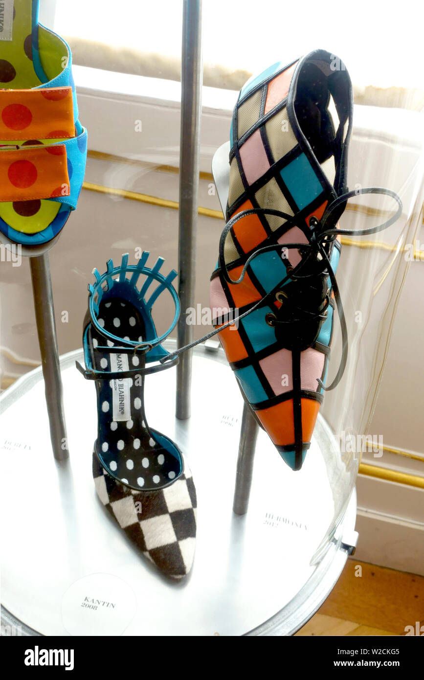 Manolo Blahnik scarpe sul display a Hertford House Londra Inghilterra REGNO UNITO Foto Stock