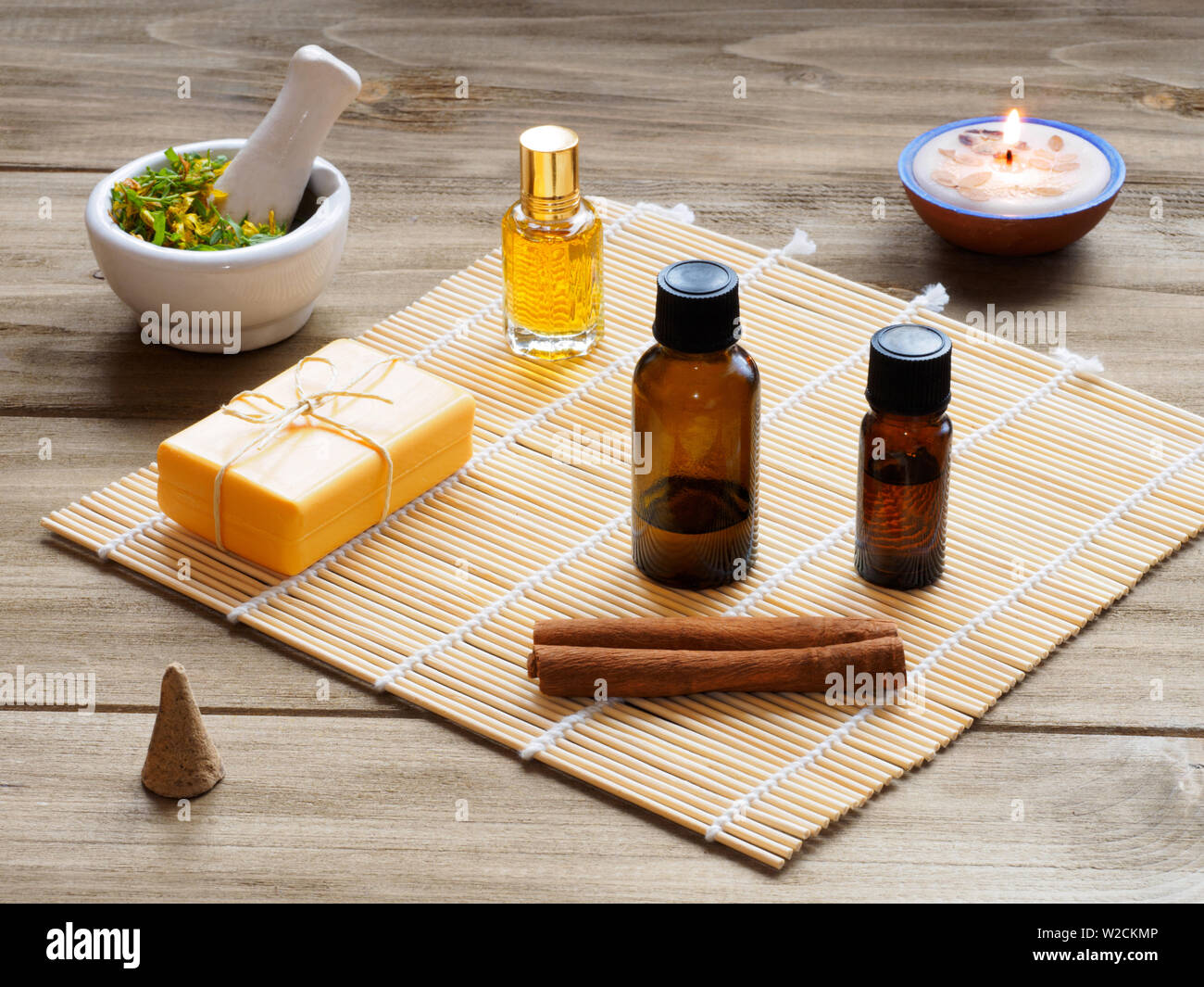 Aromaterapia naturale e ingredienti spa su un marrone di sfondo di legno Foto Stock
