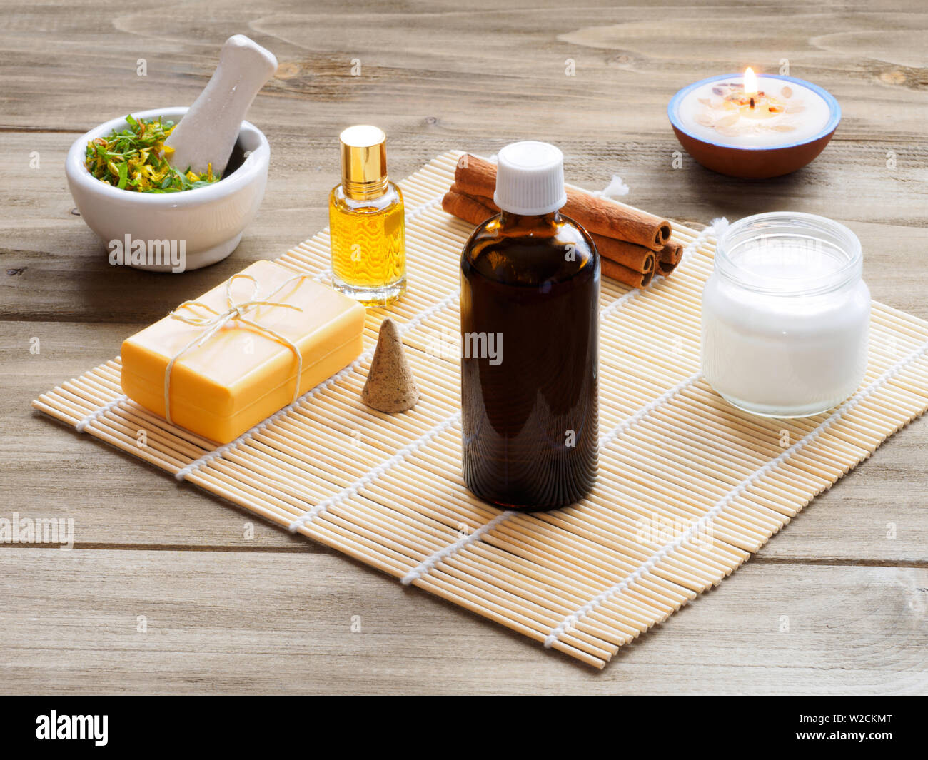Aromaterapia naturale e ingredienti spa su un marrone di sfondo di legno Foto Stock