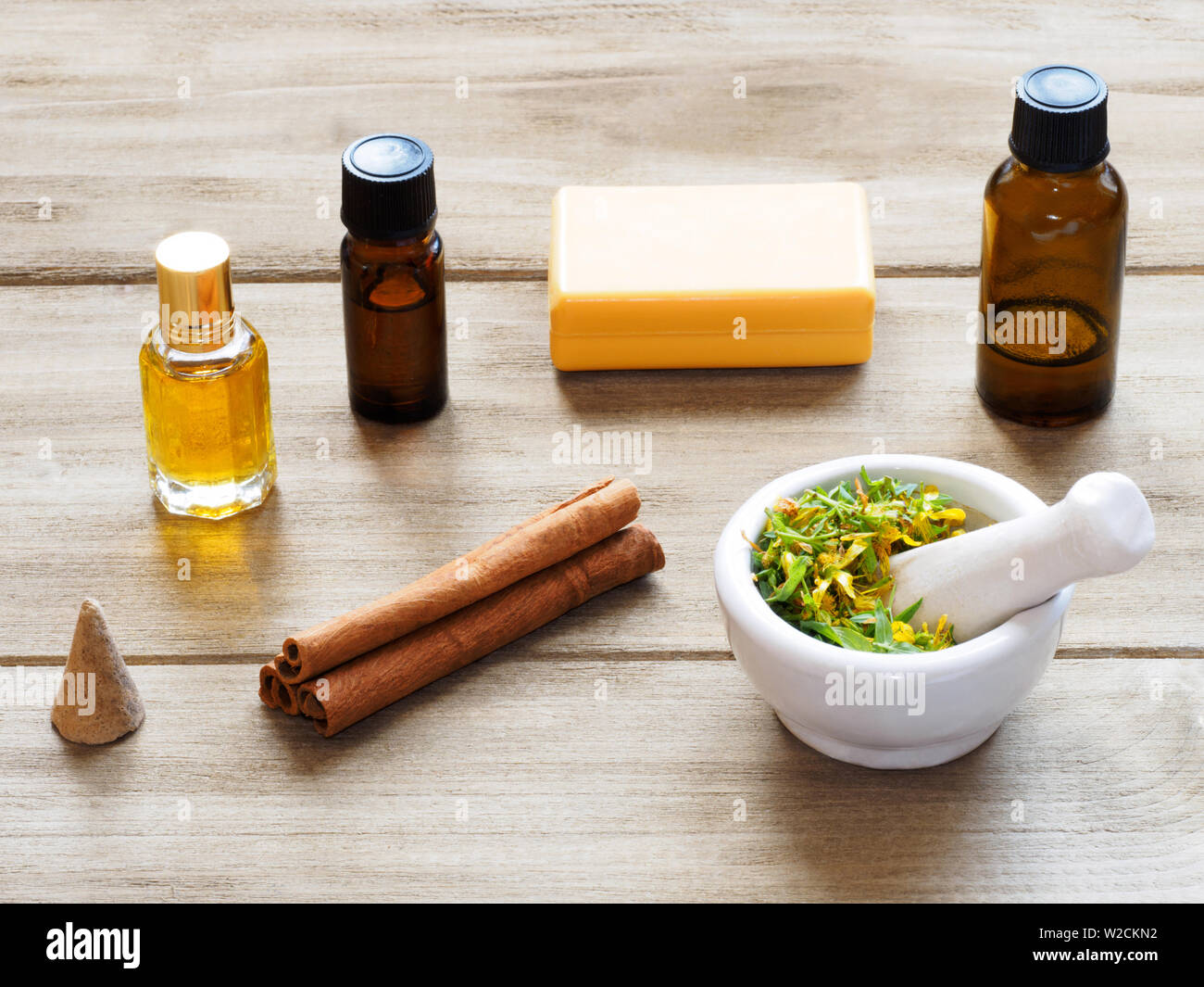 Aromaterapia naturale e ingredienti spa un marrone di sfondo di legno Foto Stock