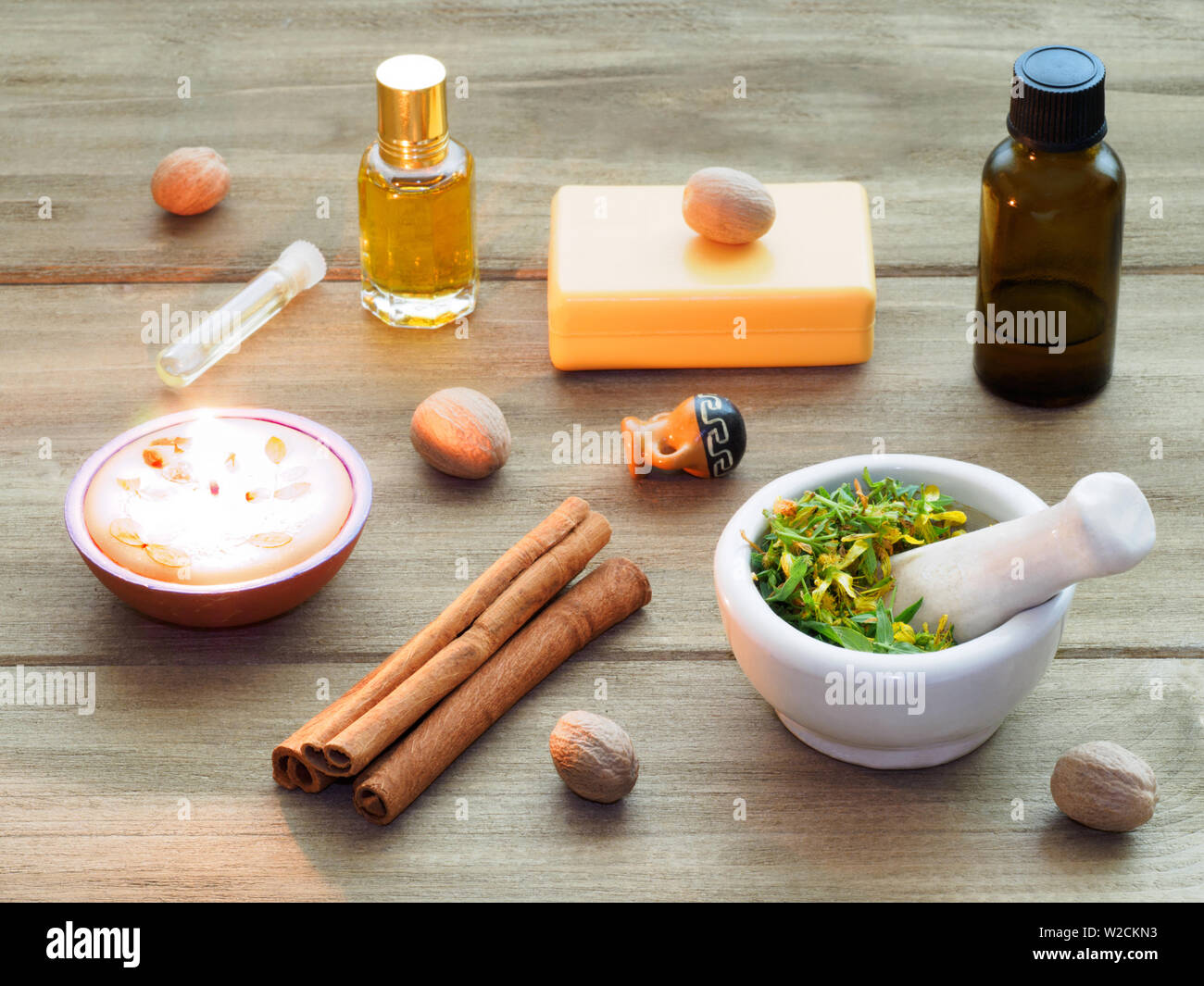 Aromaterapia naturale e ingredienti spa un marrone di sfondo di legno Foto Stock