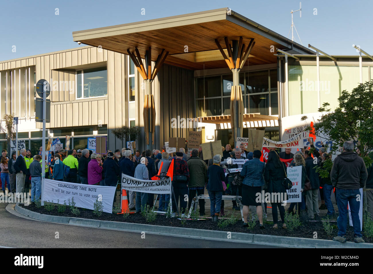 Richmond, Tasman/Nuova Zelanda - Agosto 9, 2018: Ratepayers dimostrando contro il Tasman consiglio del distretto della diga di Waimea progetto di costruzione, NZ. Foto Stock