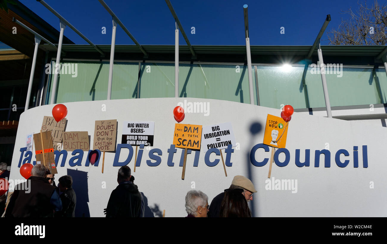 Richmond, Tasman/Nuova Zelanda - Agosto 9, 2018: Ratepayers dimostrando contro il Tasman consiglio del distretto della diga di Waimea progetto di costruzione, NZ. Foto Stock