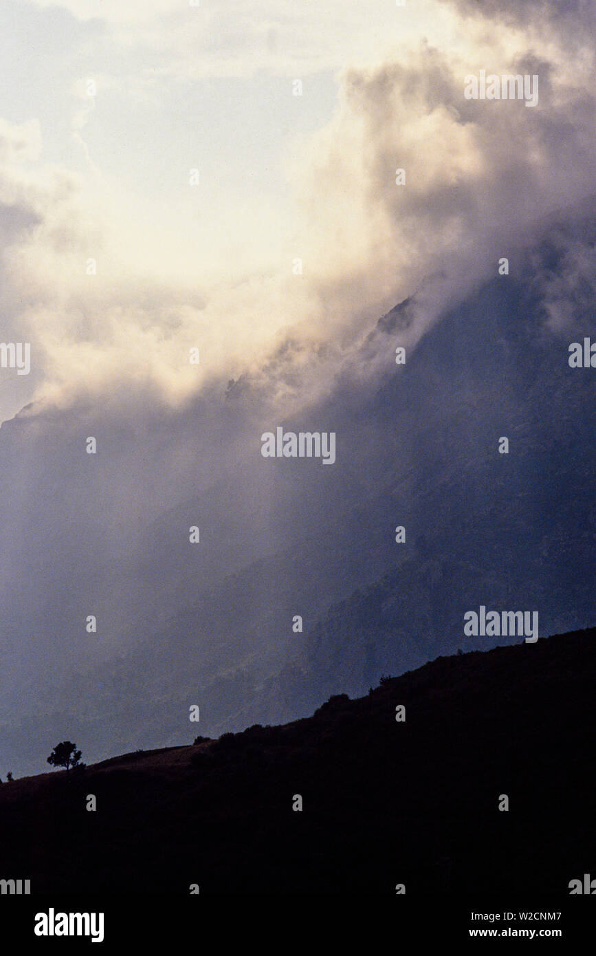 La Corsica, Francia. Agosto 1990. Montagne e cloud vicino a Quenza. Atmosferica. Foto: © Simon Grosset. Archivio: immagine digitalizzati da un originale di trasparenza. Foto Stock