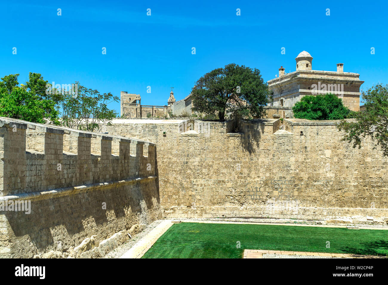 Profonda fossa e mura protettive che circondano la cittadella di Mdina, conosciuta come la Città silenziosa - Malta. Foto Stock