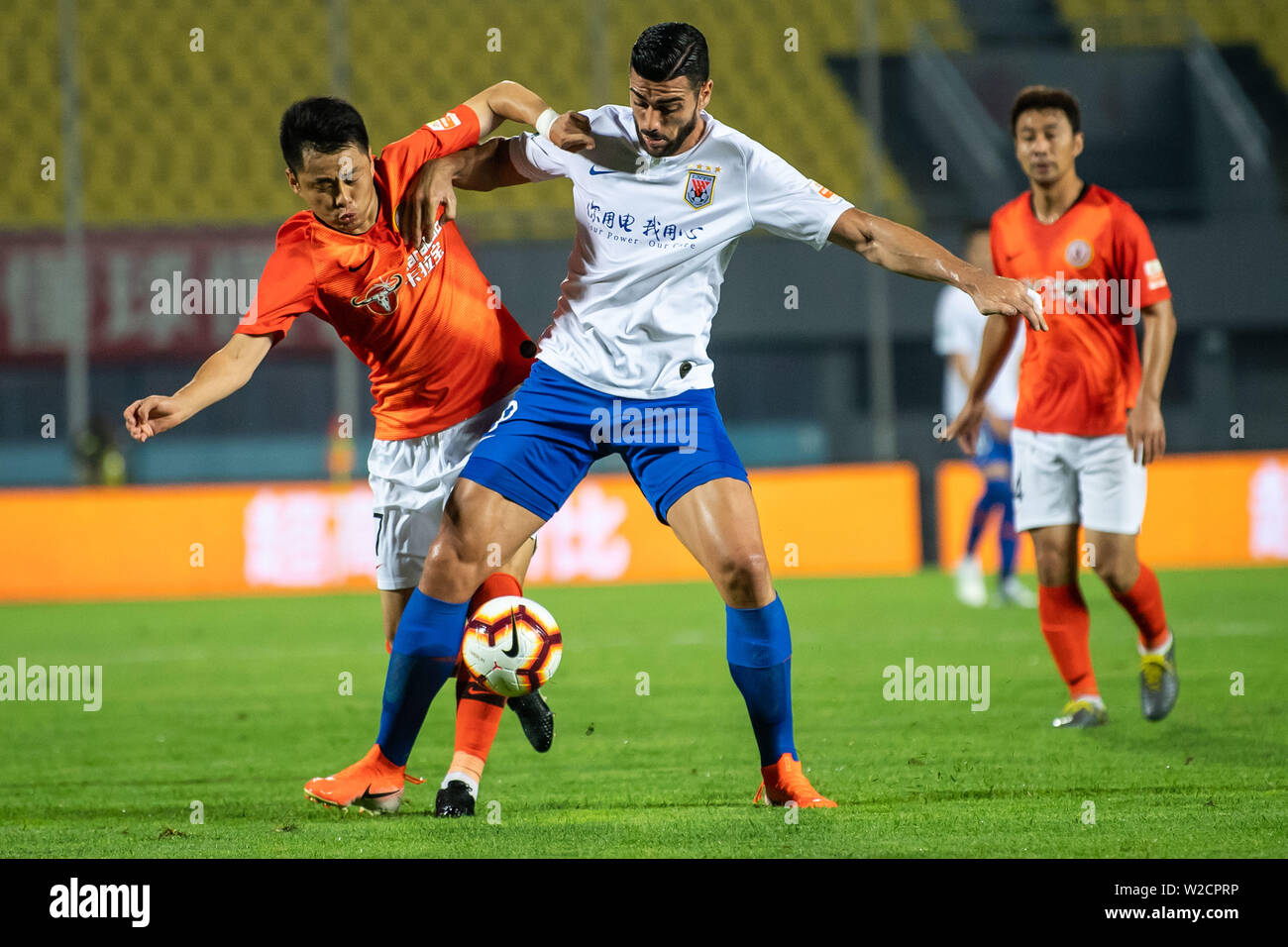 Il calcio italiano player Graziano Pelle, destra dello Shandong Luneng Taishan passa la palla contro un giocatore di Pechino Renhe nel loro sedicesimo round corrispondere durante il 2019 Chinese Football Association Super League (CSL) a Pechino, in Cina, il 7 luglio 2019. Shandong Luneng Taishan sconfitto Pechino Renhe 2-0. Foto Stock Il calcio italiano player Graziano Pelle, destra dello Shandong Luneng Taishan passa la palla contro un giocatore di Pechino Renhe nel loro sedicesimo round corrispondere durante il 2019 Chinese Football Association Super League (CSL) a Pechino, in Cina, il 7 luglio 2019. Shandong Luneng Taishan sconfitto Pechino Renhe 2-0. Foto Stock