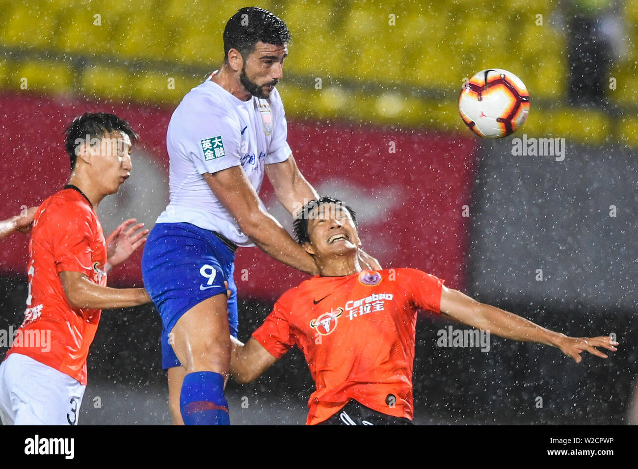 Il calcio italiano player Graziano Pelle, superiore dello Shandong Luneng Taishan capi la sfera contro giocatori di Pechino Renhe nel loro sedicesimo round corrispondere durante il 2019 Chinese Football Association Super League (CSL) a Pechino, in Cina, il 7 luglio 2019. Shandong Luneng Taishan sconfitto Pechino Renhe 2-0. Foto Stock Il calcio italiano player Graziano Pelle, superiore dello Shandong Luneng Taishan capi la sfera contro giocatori di Pechino Renhe nel loro sedicesimo round corrispondere durante il 2019 Chinese Football Association Super League (CSL) a Pechino, in Cina, il 7 luglio 2019. Shandong Luneng Taishan sconfitto Pechino Renhe 2-0. Foto Stock