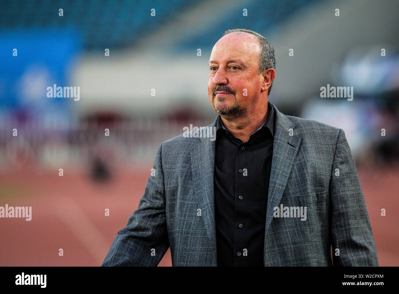 Capo allenatore Rafael Benitez di Dalian Yifang reagisce come egli guarda i suoi giocatori in competizione contro l Henan Jianye nel loro sedicesimo round corrispondere durante il 2019 Chinese Football Association Super League (CSL) nella città di Dalian, a nord-est della Cina di provincia di Liaoning, 7 luglio 2019. Dalian Yifang sconfitto Henan Jianye 3-1. Foto Stock