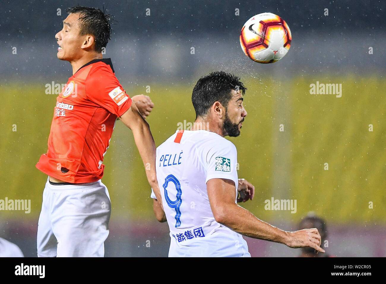 Il calcio italiano player Graziano Pelle, destra dello Shandong Luneng Taishan capi la sfera contro un giocatore di Pechino Renhe nel loro sedicesimo round corrispondere durante il 2019 Chinese Football Association Super League (CSL) a Pechino, in Cina, il 7 luglio 2019. Shandong Luneng Taishan sconfitto Pechino Renhe 2-0. Foto Stock Il calcio italiano player Graziano Pelle, destra dello Shandong Luneng Taishan capi la sfera contro un giocatore di Pechino Renhe nel loro sedicesimo round corrispondere durante il 2019 Chinese Football Association Super League (CSL) a Pechino, in Cina, il 7 luglio 2019. Shandong Luneng Taishan sconfitto Pechino Renhe 2-0. Foto Stock
