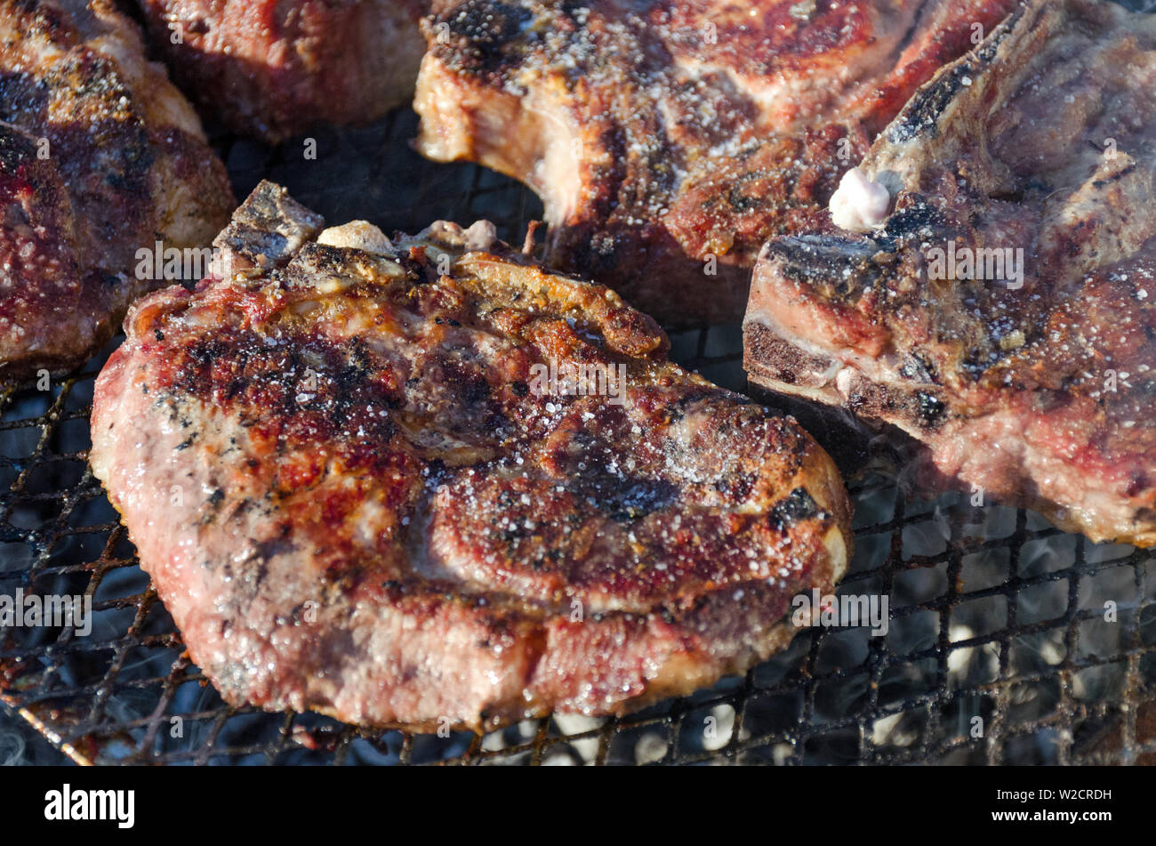Carne di maiale alla griglia bistecche di osso. Cibo per barbecue. Close up. Foto Stock