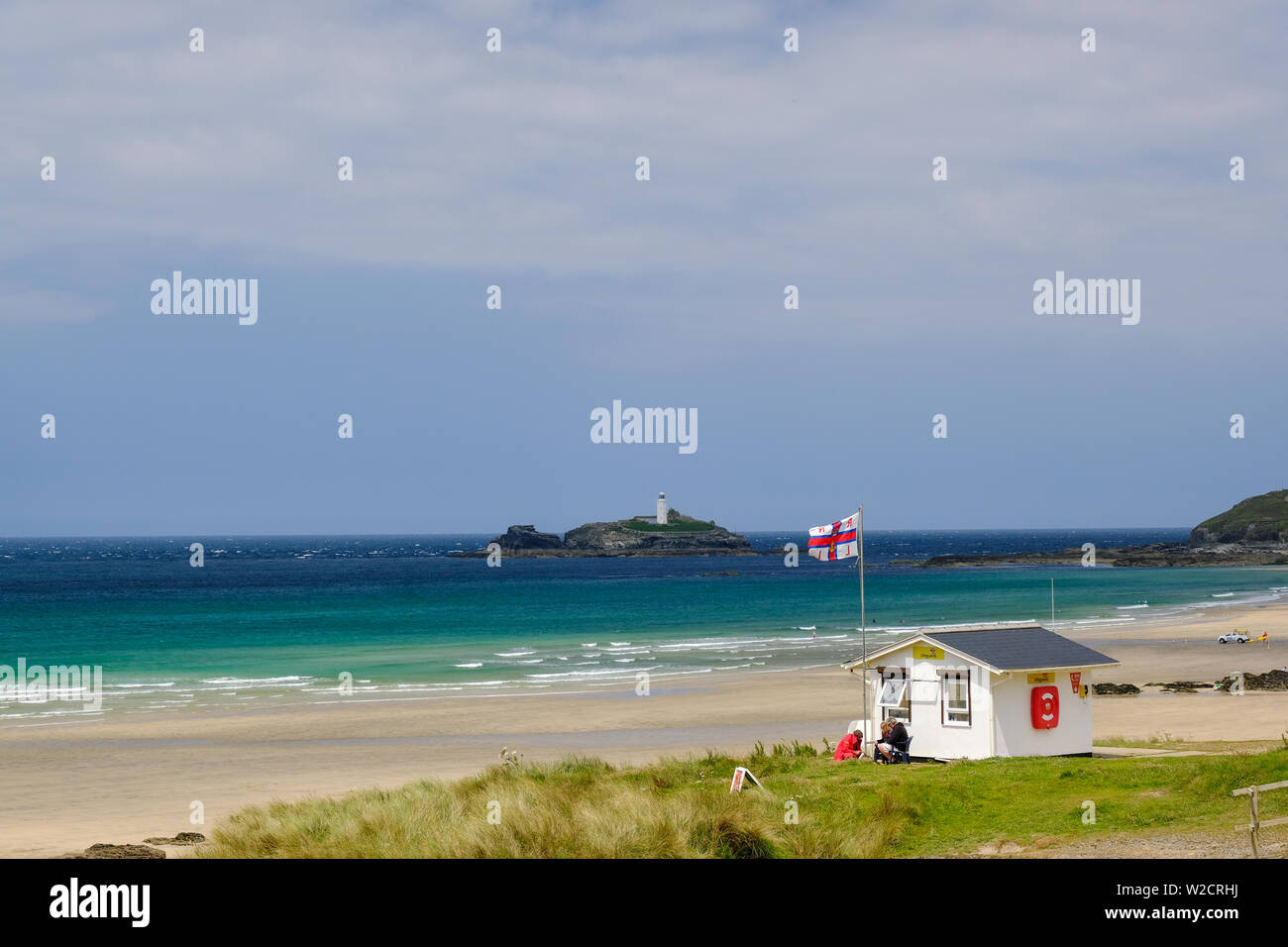 Un RNLI lookout post affacciato sulla spiaggia di Godrevy in Cornovaglia Foto Stock
