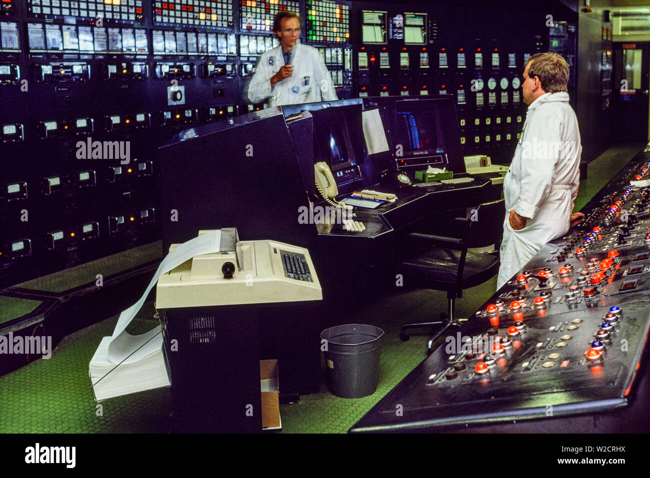 Sellafield, Inghilterra, Regno Unito. Luglio 1986. L'impianto di rigenerazione nucleare. Due scienziati all'interno della sala di controllo. Foto: © Simon Grosset. Archivio: immagine digitalizzati da un originale di trasparenza. Foto Stock