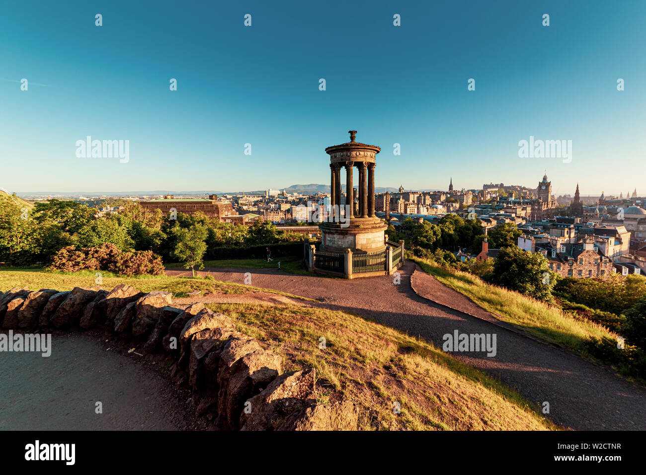 Vista da Calton Hill con Dugald Stewart monumento e dello skyline di Edimburgo panorama, Scotland, Regno Unito, Europa Foto Stock