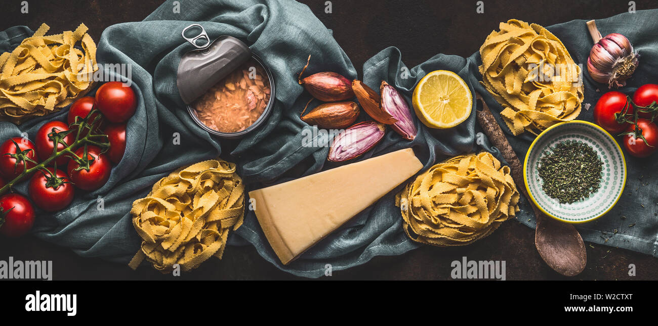 Gustosi ingredienti per i pomodori tonno pasta, vista dall'alto. Il cibo italiano concetto. Caned frutti di mare. Banner. Orizzontale. Foto Stock