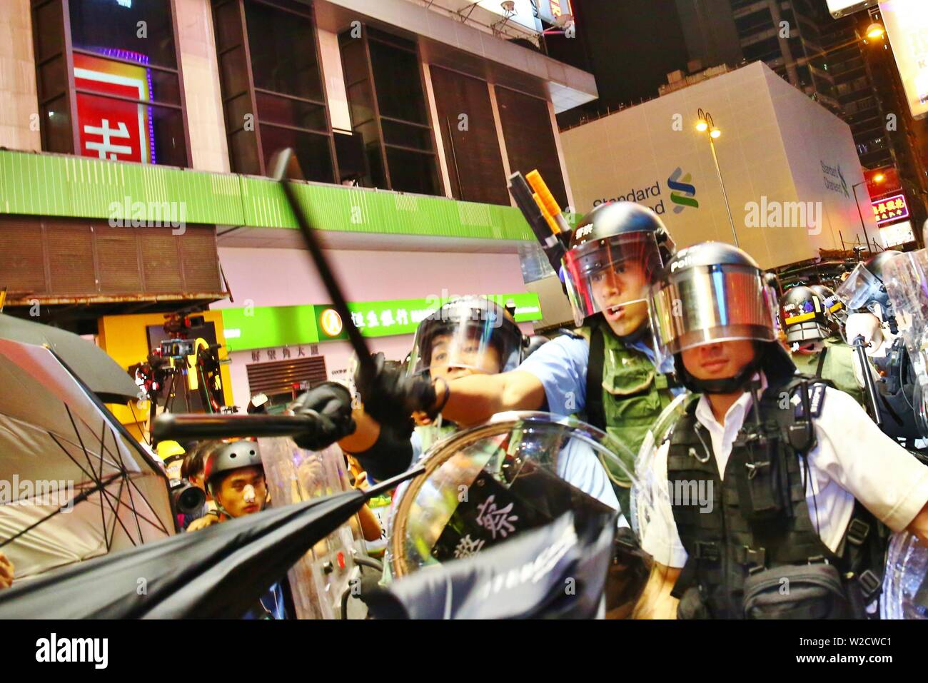 Hong Kong Cina - Luglio 07th, 2019. Polizia e manifestanti si scontrano a Hong Kong le proteste di estradizione. Il finora tranquillo marzo si trasforma in violenti scontri tra polizia e manifestanti a Mongkok. Credito: Gonzales foto/Alamy Live News Foto Stock