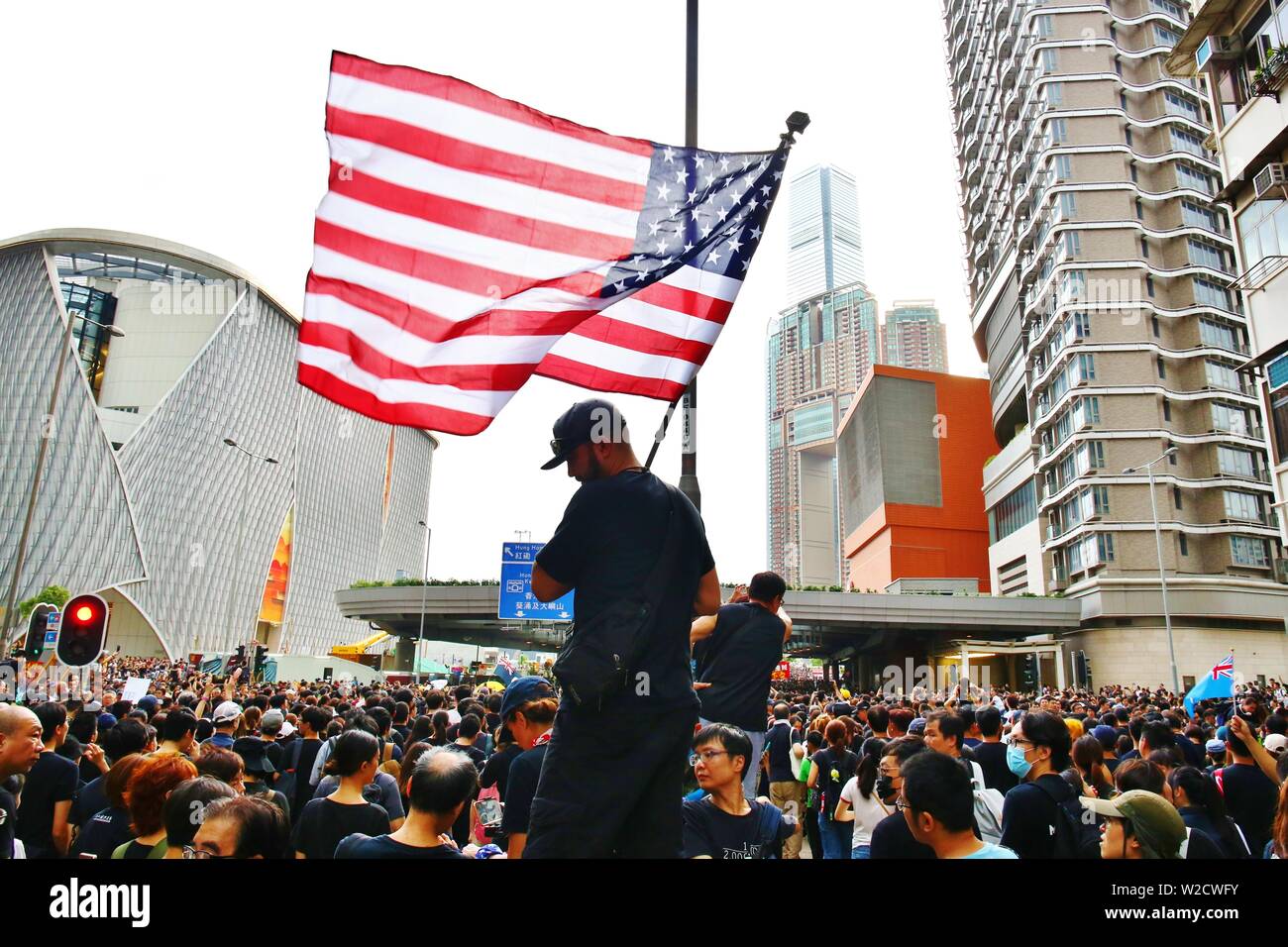 Hong Kong Cina - Luglio 07th, 2019. Un uomo americano è salita alle stelle e strisce per mostrare il suo sostegno per l'anti-diritto di estradizione marzo. Credito: Gonzales foto/Alamy Live News Foto Stock