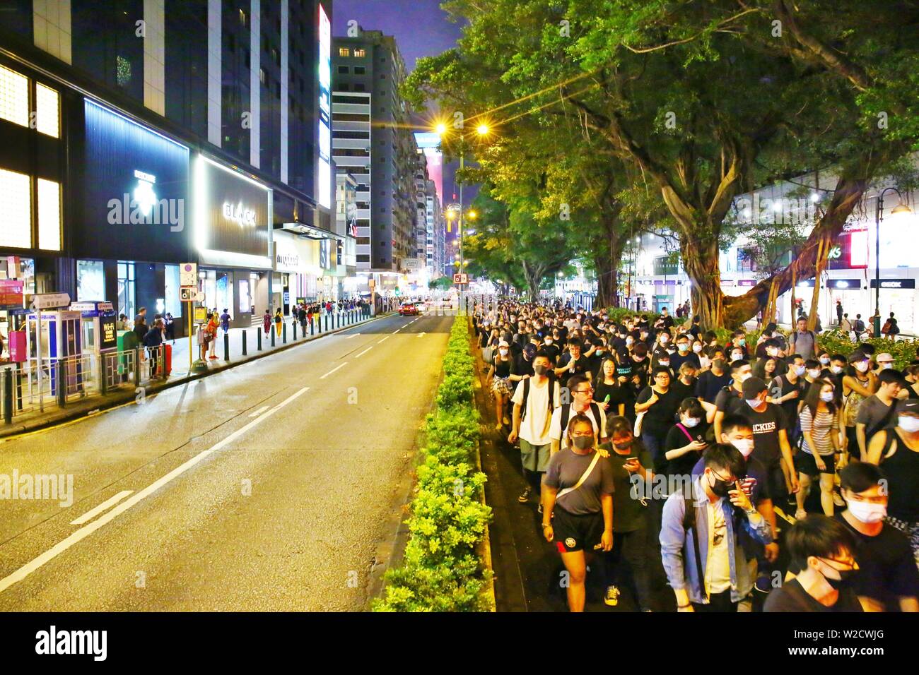 Hong Kong Cina - Luglio 07th, 2019. Manifestanti marzo da Tsim Sha Tsui a Mongkok durante la notte e che chiamano per più persone di unirsi a loro per occupare entrambi i lati di Nathan Road a Mongkok. Credito: Gonzales foto/Alamy Live News Foto Stock