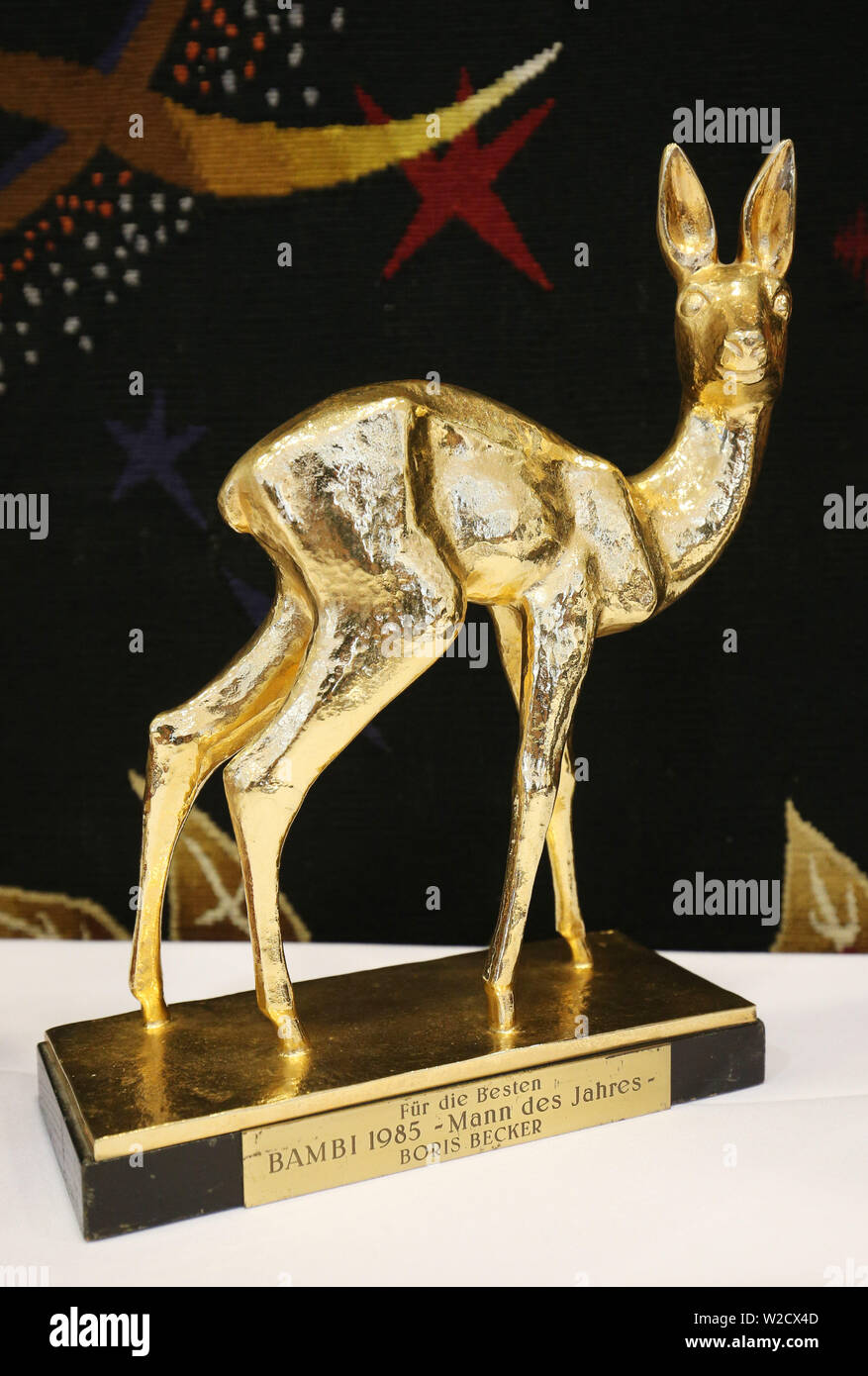 Il 1985 Bambi award viene visualizzata come parte di una selezione di trofei, premi e cimeli dal tennis carriera di Boris Becker, in mostra a Londra centrale prima di essere venduto. Foto Stock