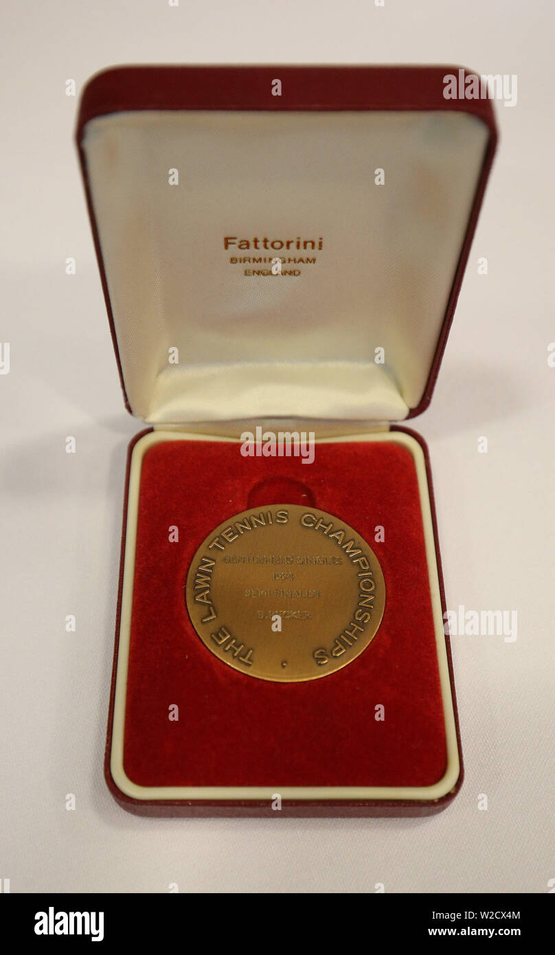 Un 1994 Wimbledon uomini Semi Finale medaglia viene visualizzata come parte di una selezione di trofei, premi e cimeli dal tennis carriera di Boris Becker, in mostra a Londra centrale prima di essere venduto. Foto Stock