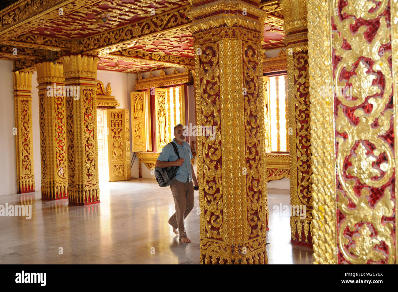Laos: i visitatori provenienti da tutto il mondo sono alla scoperta dei bellissimi monasteri buddisti in Luang Brabang City Foto Stock