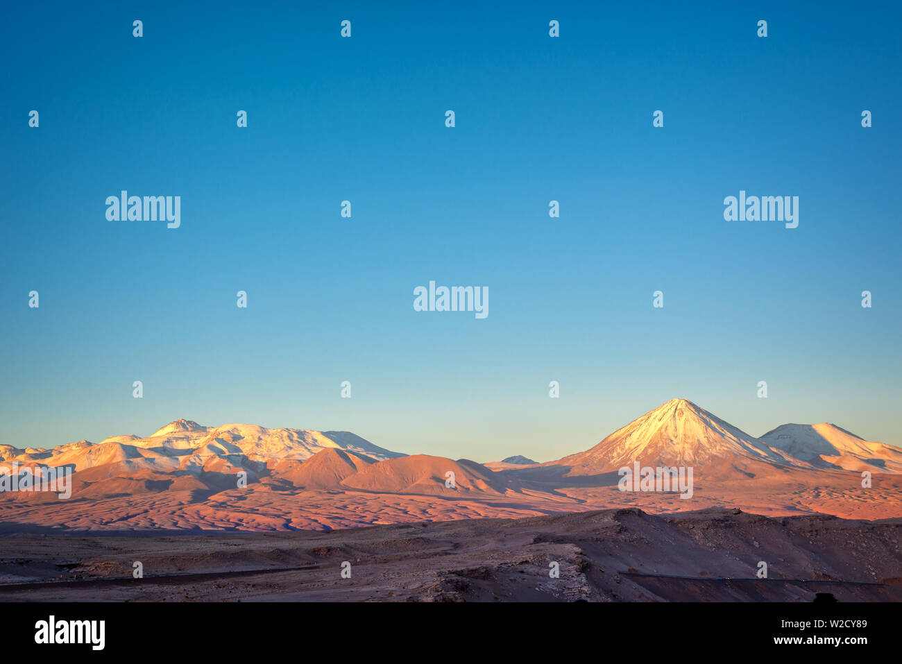 Cordigliera delle Ande al tramonto, vista dalla Valle della Luna nel Deserto di Atacama, Cile Foto Stock