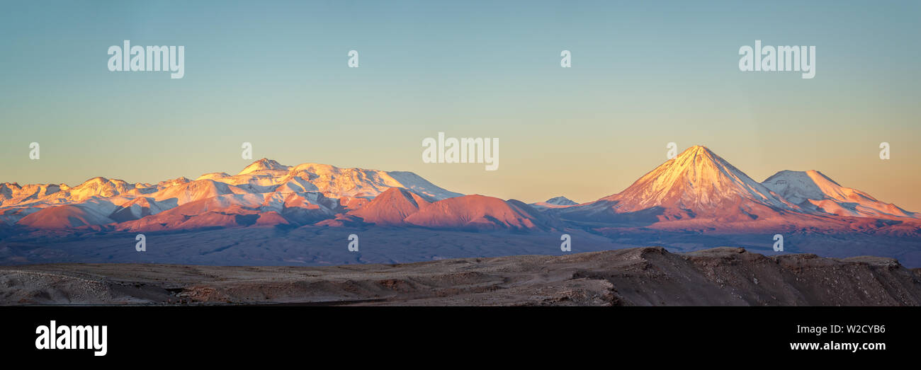 Cordigliera delle Ande al tramonto, vista dalla Valle della Luna nel Deserto di Atacama, Cile Foto Stock