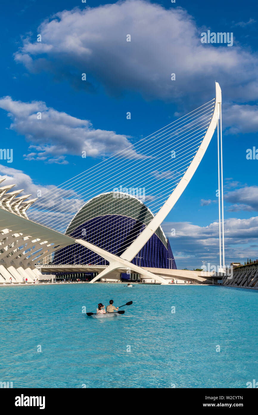Pont de l'Assaut de l'o-cavo alloggiato bridge, Città delle Arti e delle scienze o Ciudad de las Artes y las Ciencias, Valencia, Comunidad Valenciana, Spagna Foto Stock