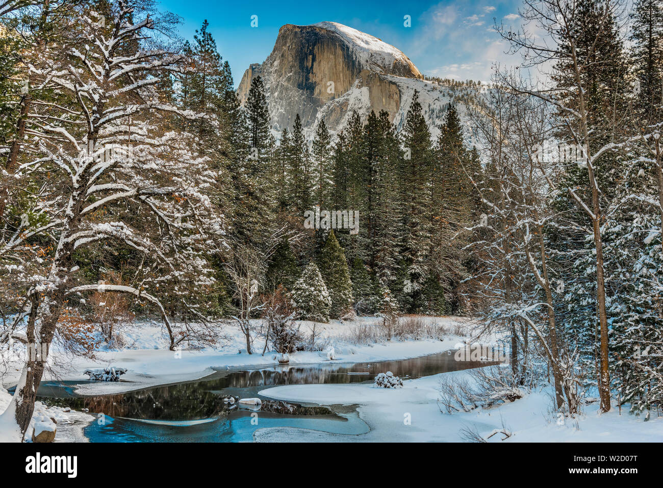 In inverno il paesaggio innevato con mezza cupola mountain in background, Yosemite National Park, California, Stati Uniti d'America Foto Stock