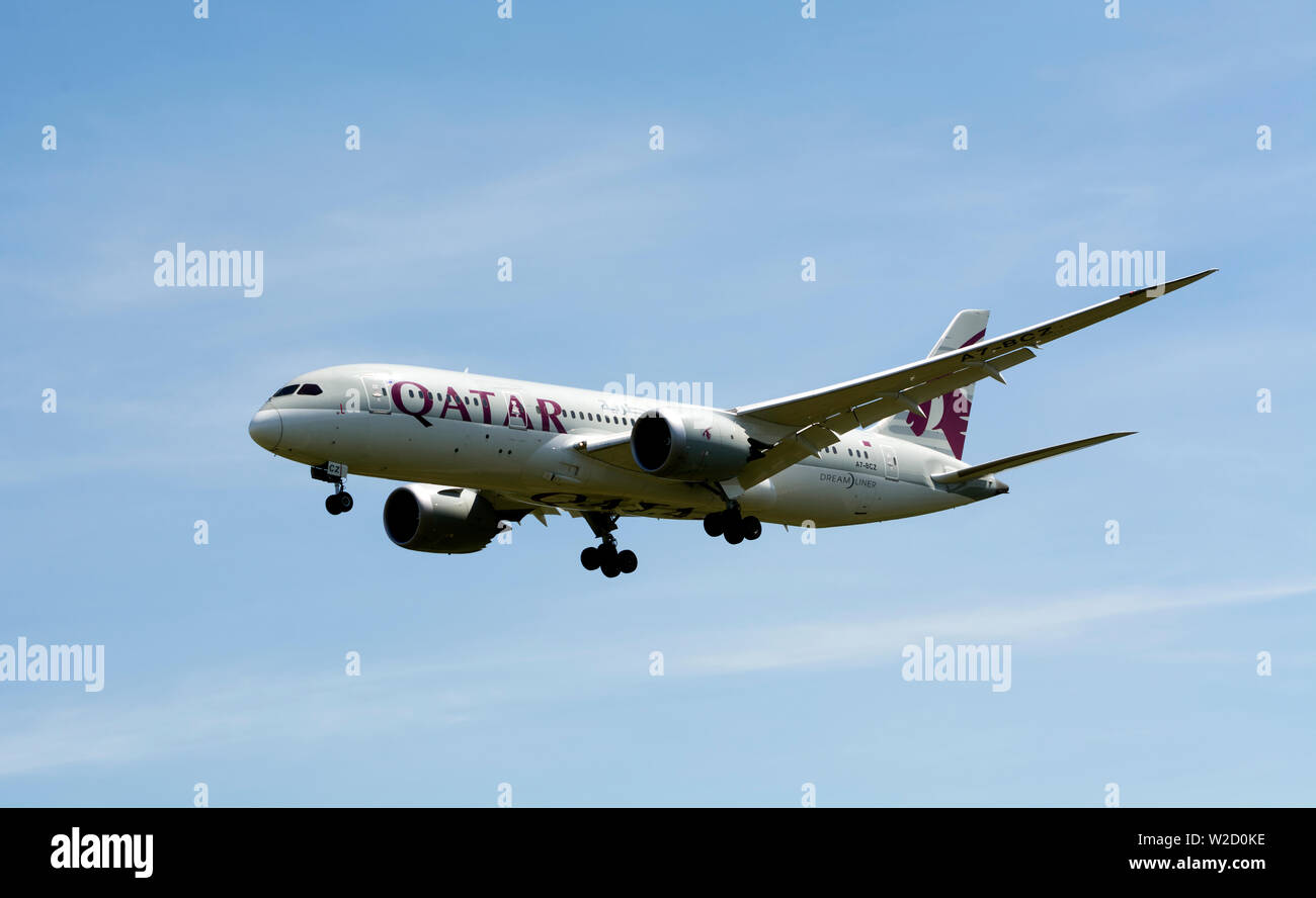 Il Qatar Boeing 787 Dreamliner atterraggio all'Aeroporto di Birmingham, UK (A7-BCZ) Foto Stock