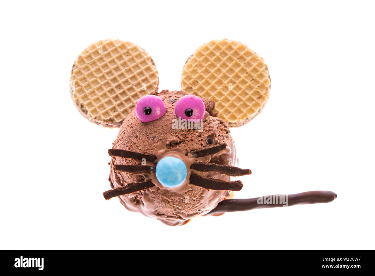 Gelato gelato: un mouse realizzato ​​out di ghiaccio isolato su sfondo bianco Foto Stock