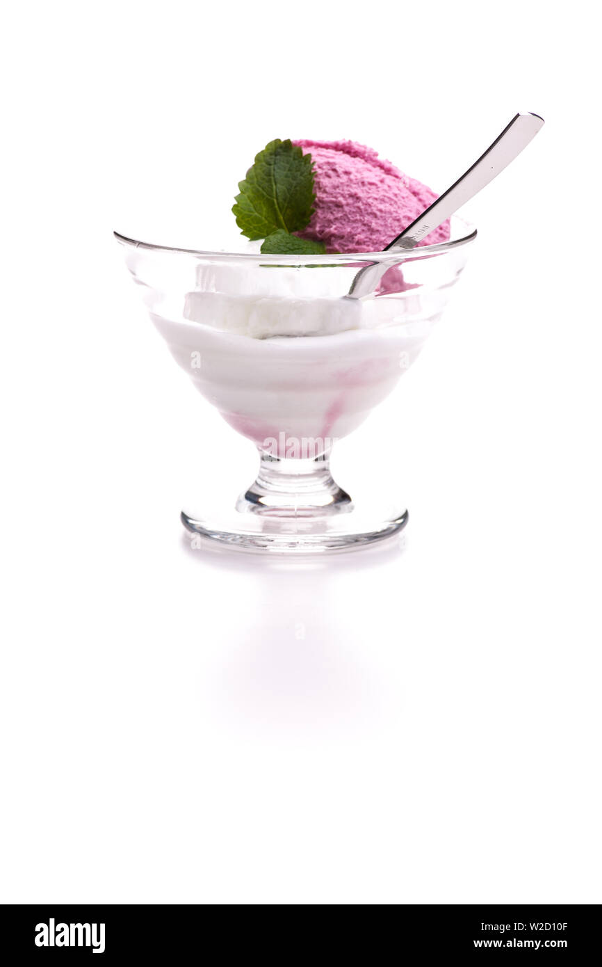 Gelato gelato: Lampone e gelato al limone convogliatore in un bicchiere con un cucchiaio e foglia di menta con ombra nella parte anteriore Foto Stock