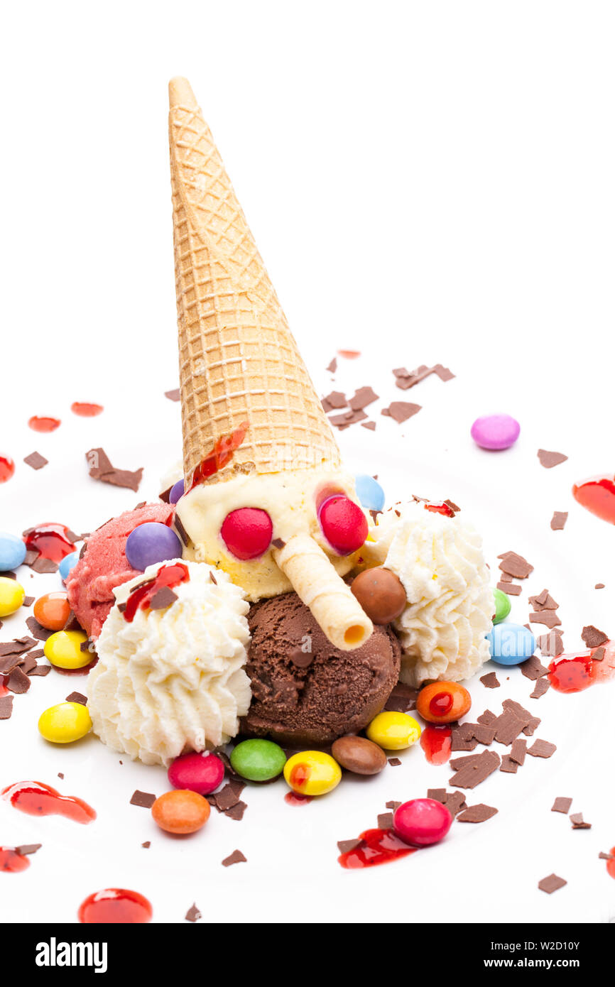 Gelato gelato: guarnita di bambini di coppa di gelato Foto Stock