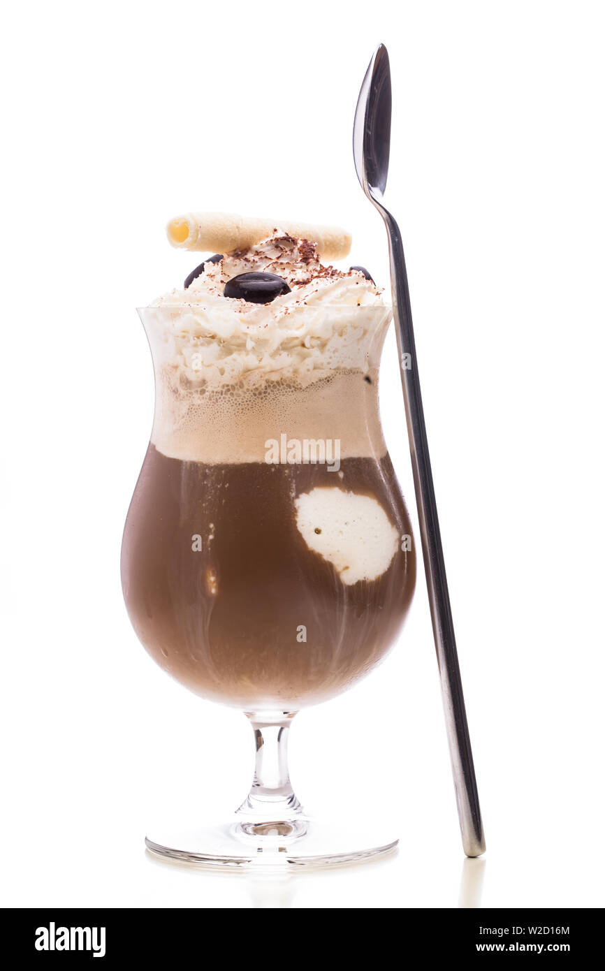 Gelato gelato: caffè ghiacciato con panna montata, waffle e cucchiai accanto a piedi isolato su sfondo bianco Foto Stock