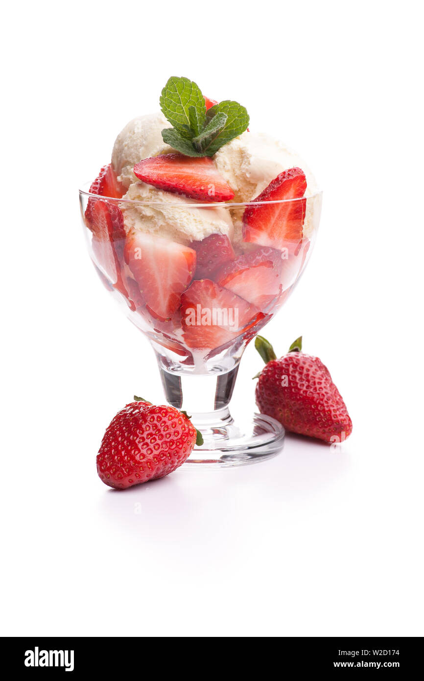 Gelato gelato: un gelato alla fragola con due fragole su sfondo neutro Foto Stock