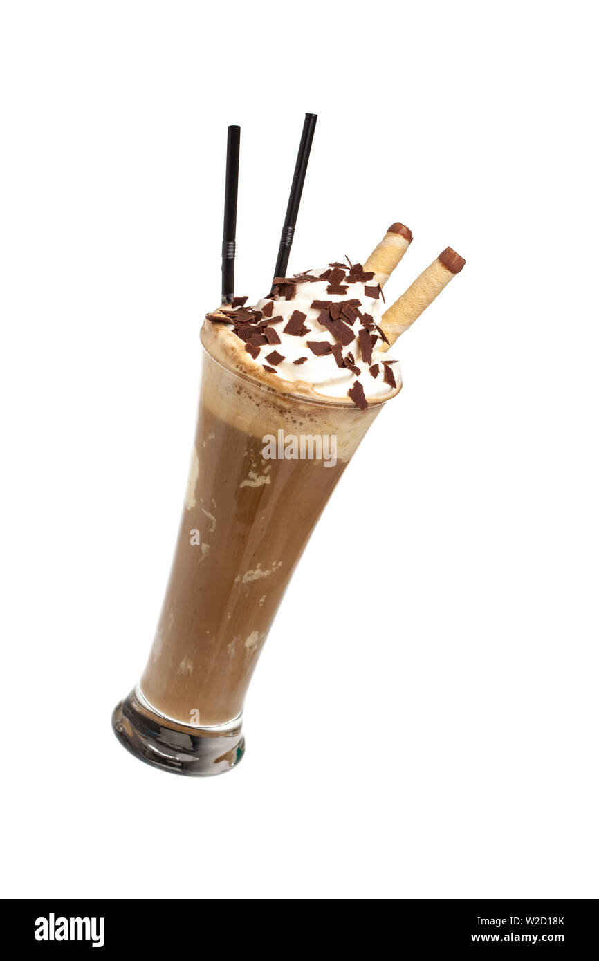 Gelato gelato: caffè ghiacciato con 2 cannucce diagonal isolati su sfondo bianco Foto Stock