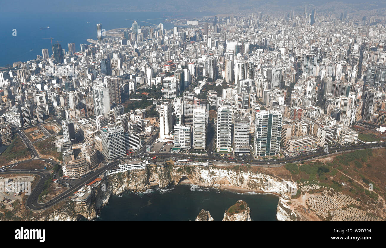 Beirut, veduta aerea della città capitale del Libano sulla costa mediterranea. Foto Stock