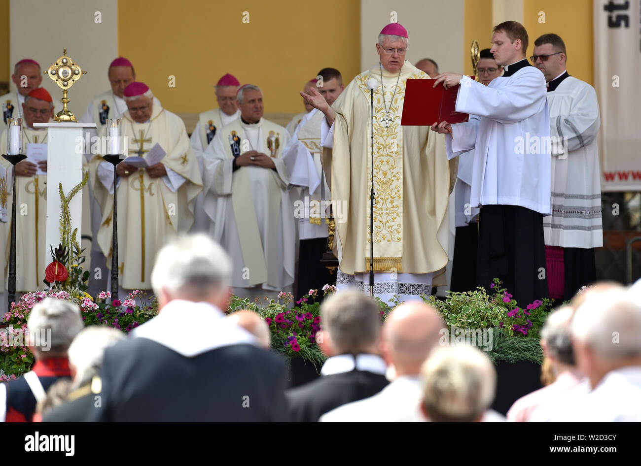 Velehrad, Repubblica Ceca. 05 Luglio, 2019. Circa 40.000 persone hanno partecipato i giorni delle persone di buona volontà, uno dei più grandi avvenimenti della Chiesa commemora l'arrivo dei missionari slavi San Cirillo e San Metodio, quest'anno, il 5 luglio 2019, a Velehrad, Moravia del Sud, Repubblica Ceca. Sulla foto si vede Charles Daniel Balvo, il Nunzio Apostolico per la Repubblica ceca. Credito: Dalibor Gluck/CTK foto/Alamy Live News Foto Stock