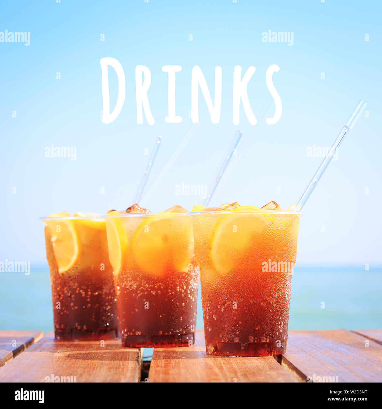 Concetto di lusso vacanza tropicale. Cuba Libre o Long Island ice tea cocktail sul molo. Beach party. Cielo blu chiaro. Square. Formulazione di bevande Foto Stock